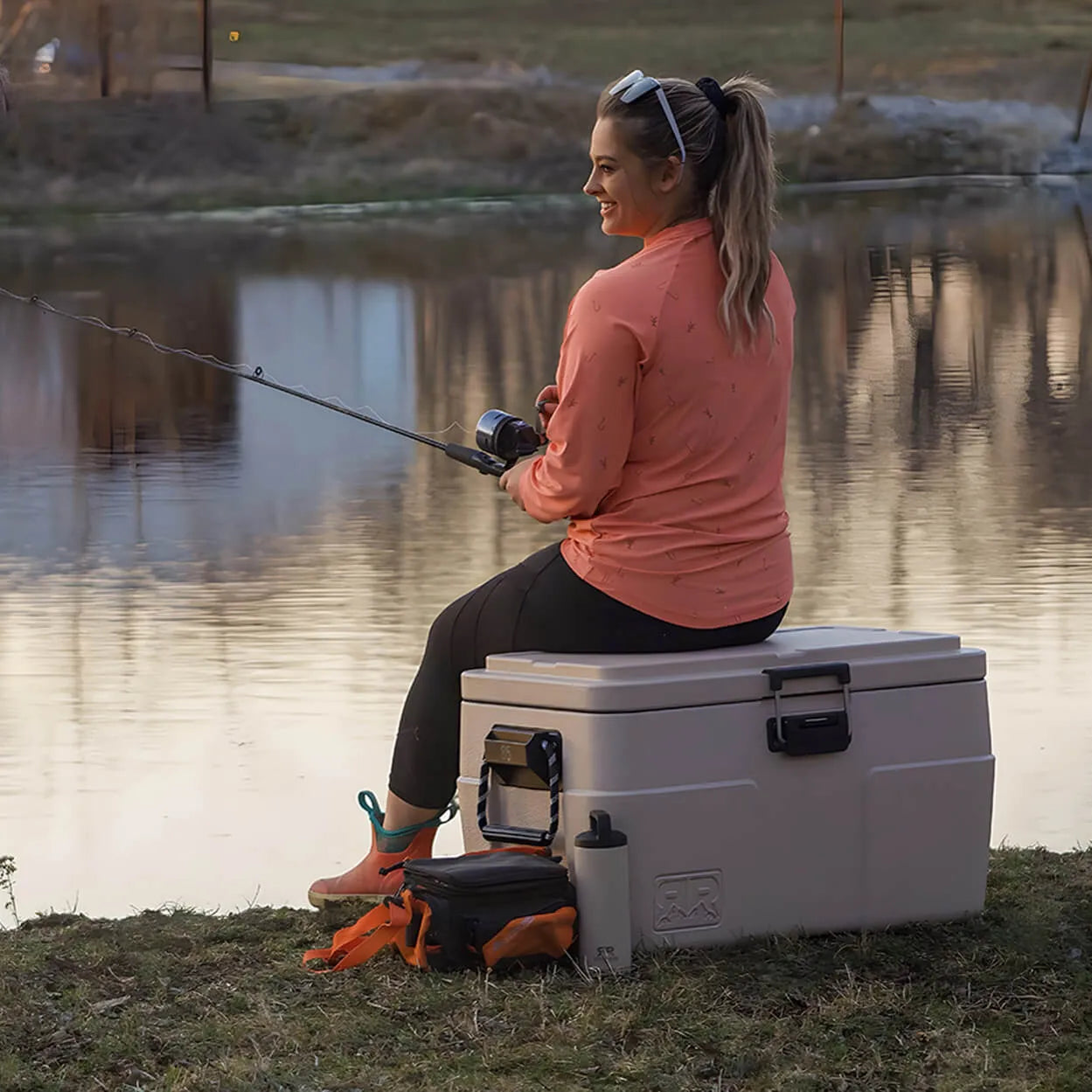 RUGGED ROAD 85 V2 Ultralight Floating Portable Cooler